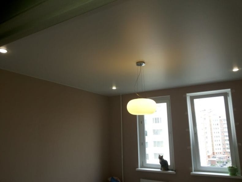 Потолок в гостиной — фото современных вариантов отделки потолка в гостиной (65 идей) #32