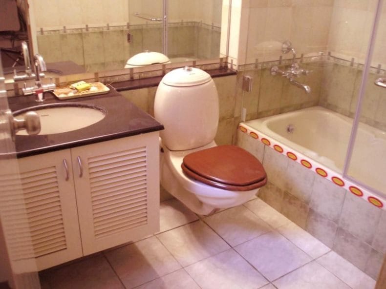 Ванная комната в хрущевке — фото лучших идей грамотного оформления интерьера ванной #2
