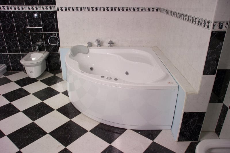 Угловая ванная: фото обзор, преимущества, виды и характеристики #31