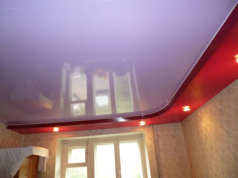 Потолок в гостиной — фото современных вариантов отделки потолка в гостиной (65 идей) #25