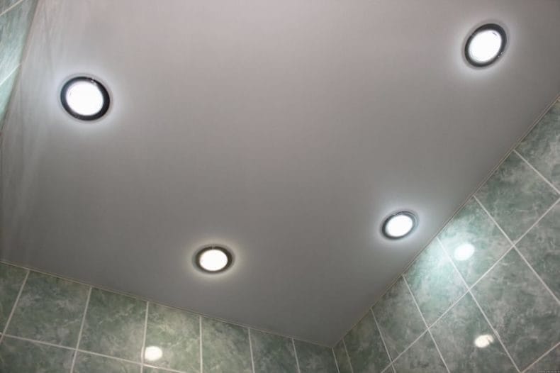 Светильники для ванной комнаты — фото модных тенденций яркого освещения в ванной #7