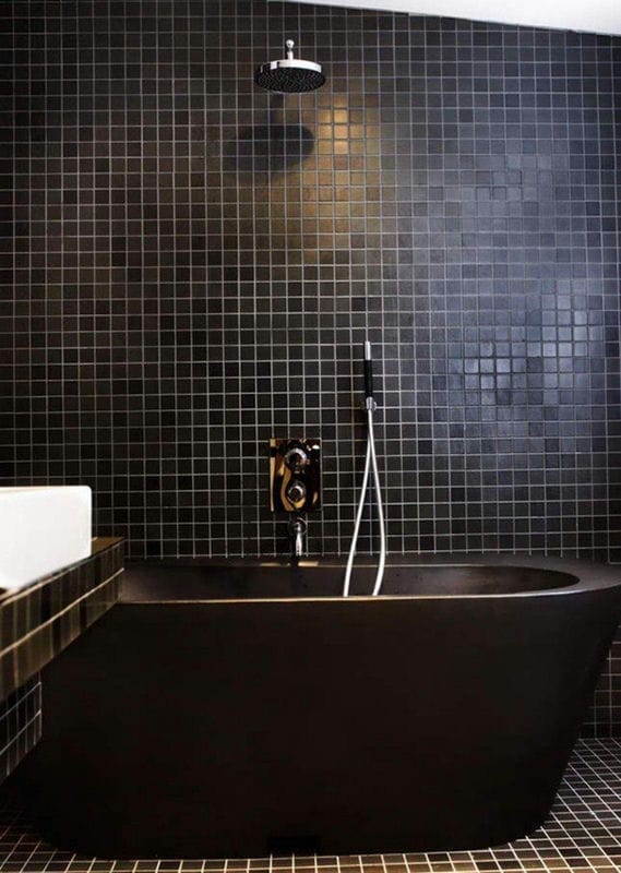 Черная ванная — фото как оформить стильный дизайн темного цвета для ванной комнтаы #40
