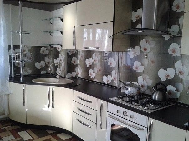 Скинали из стекла — 100 фото идей красивого оформления фартука на кухне #35