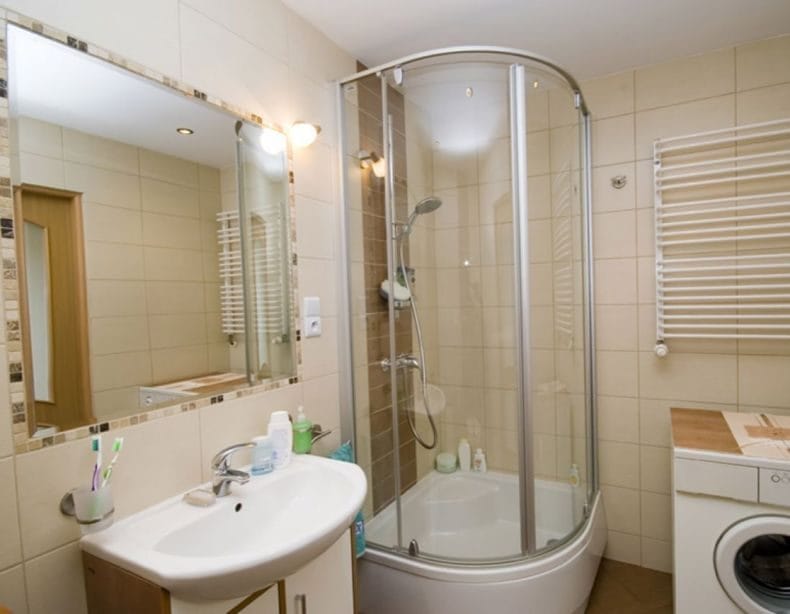 Ванная комната в хрущевке — фото лучших идей грамотного оформления интерьера ванной #26
