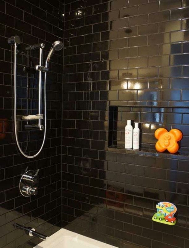 Черная ванная — фото как оформить стильный дизайн темного цвета для ванной комнтаы #29