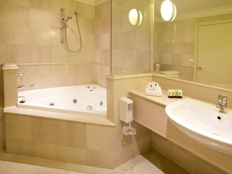 Угловая ванная: фото обзор, преимущества, виды и характеристики #2