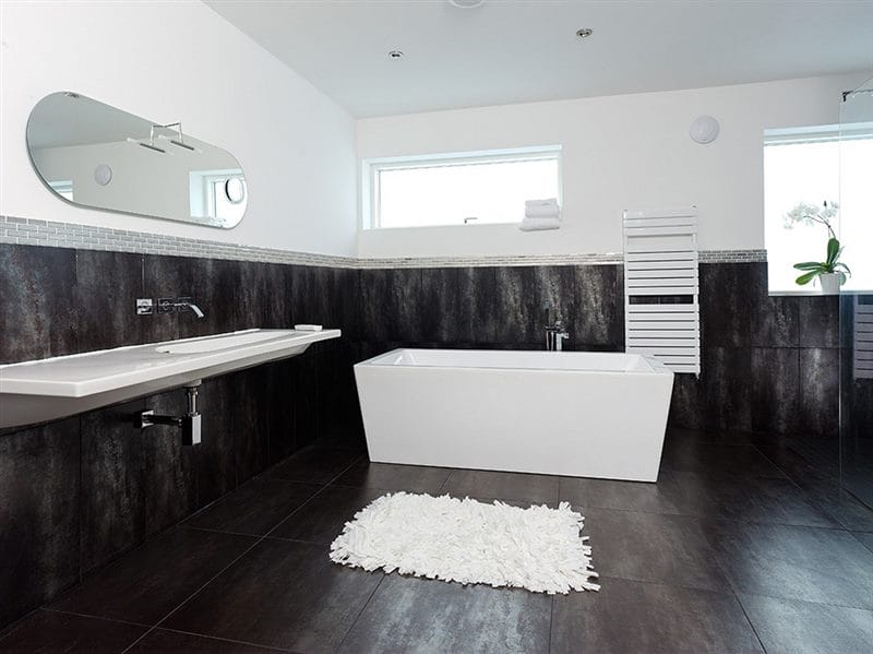 Черная ванная — фото как оформить стильный дизайн темного цвета для ванной комнтаы #48