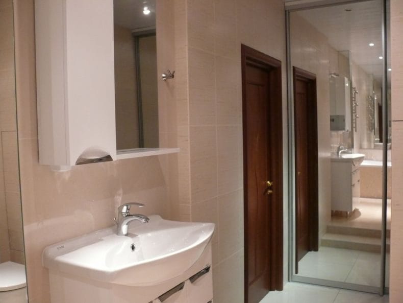Двери для ванной — фото обзор, виды, характеристики, идеи правильно сочетания в интерьере #29