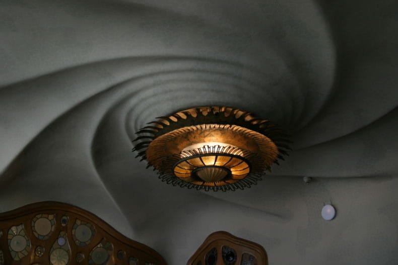 Потолок в гостиной — фото современных вариантов отделки потолка в гостиной (65 идей) #45