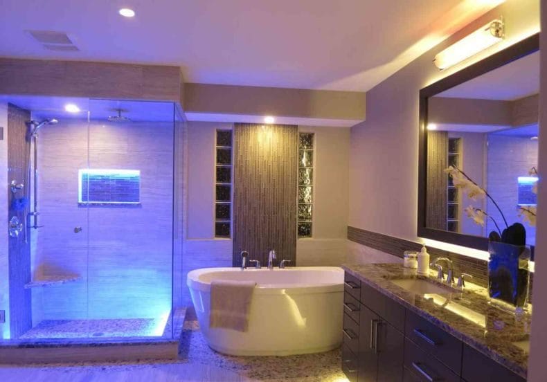 Светильники для ванной комнаты — фото модных тенденций яркого освещения в ванной #43