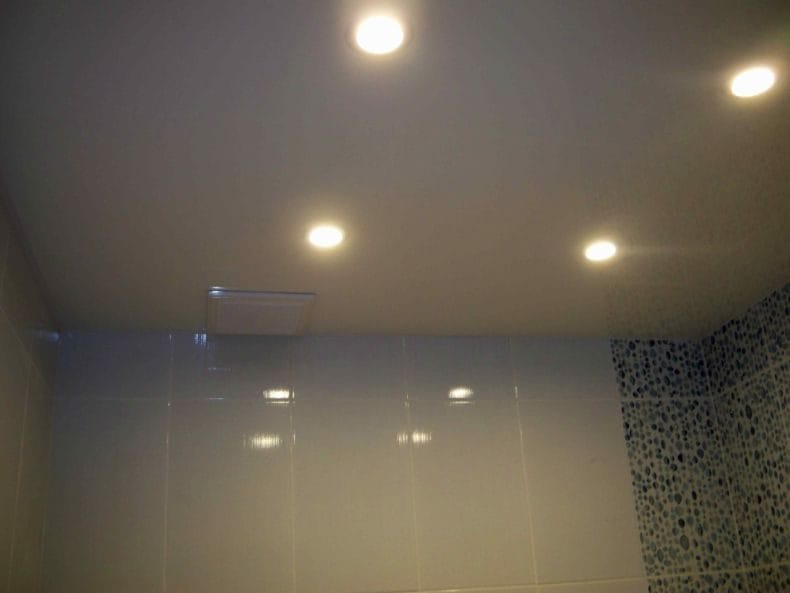 Светильники для ванной комнаты — фото модных тенденций яркого освещения в ванной #14