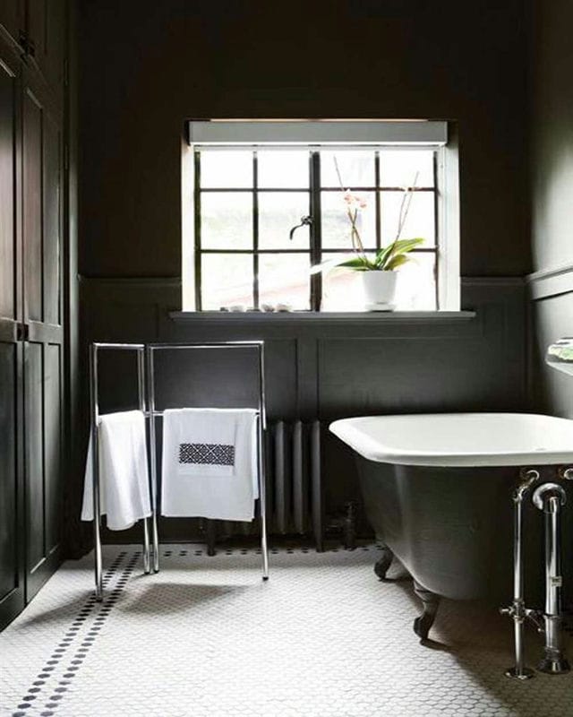 Черная ванная — фото как оформить стильный дизайн темного цвета для ванной комнтаы #71