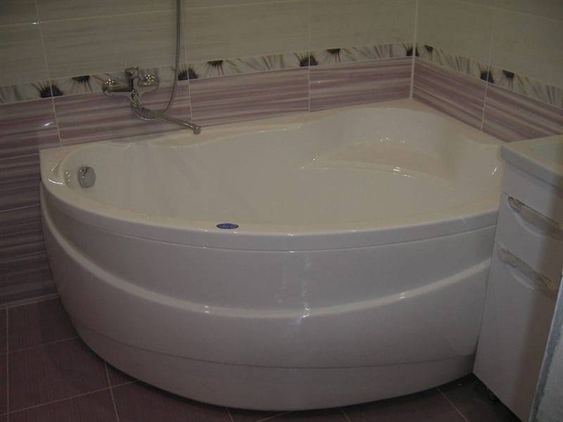 Угловая ванная: фото обзор, преимущества, виды и характеристики #36