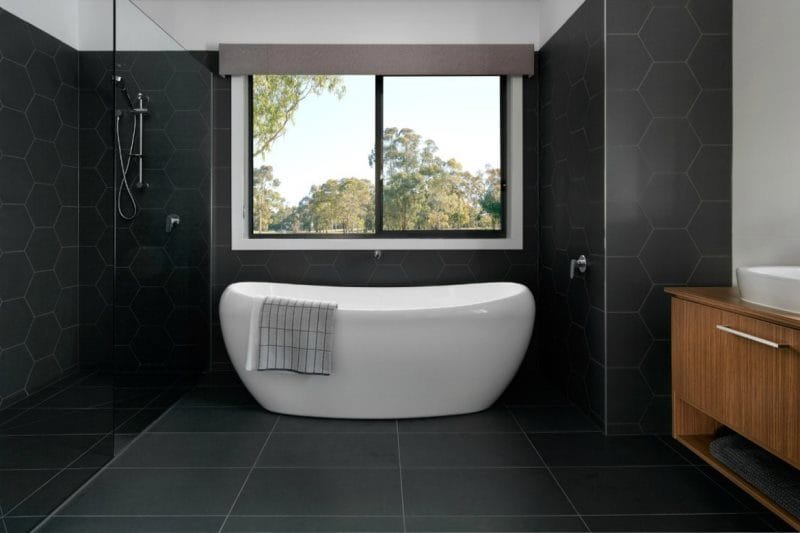 Черная ванная — фото как оформить стильный дизайн темного цвета для ванной комнтаы #53