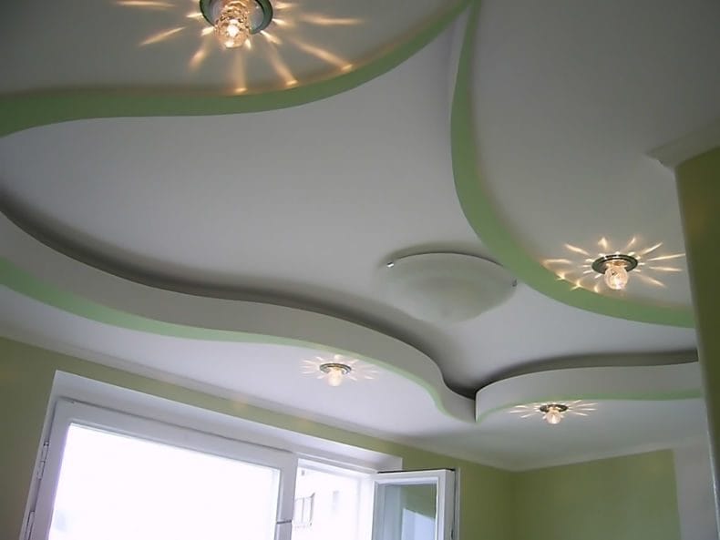 Потолок в гостиной — фото современных вариантов отделки потолка в гостиной (65 идей) #31
