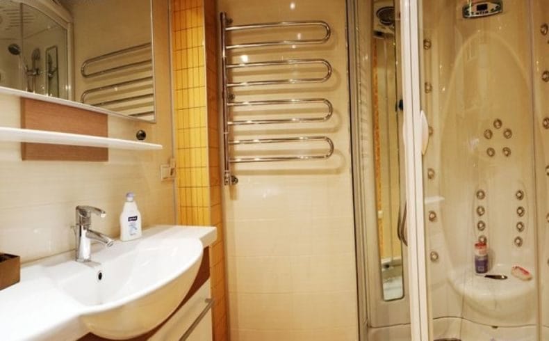 Ванная комната в хрущевке — фото лучших идей грамотного оформления интерьера ванной #45