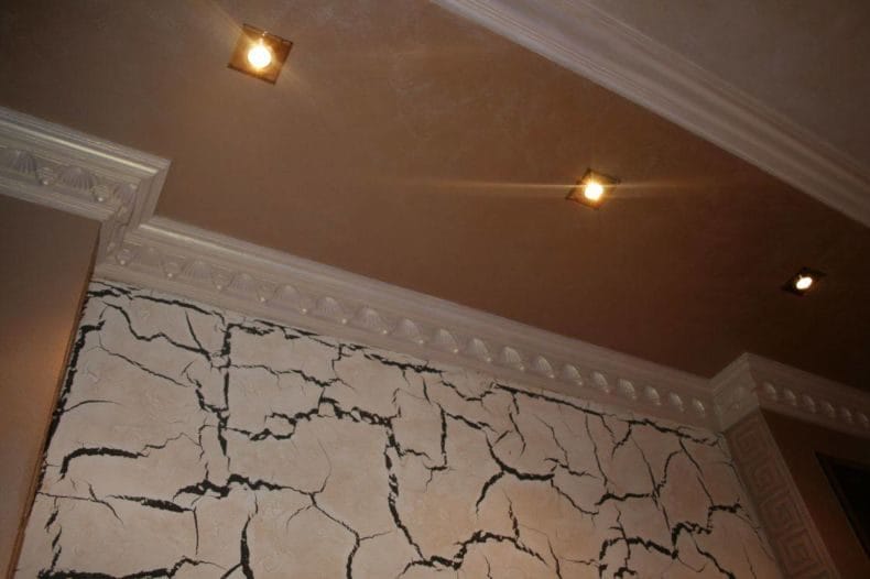 Потолок в гостиной — фото современных вариантов отделки потолка в гостиной (65 идей) #16