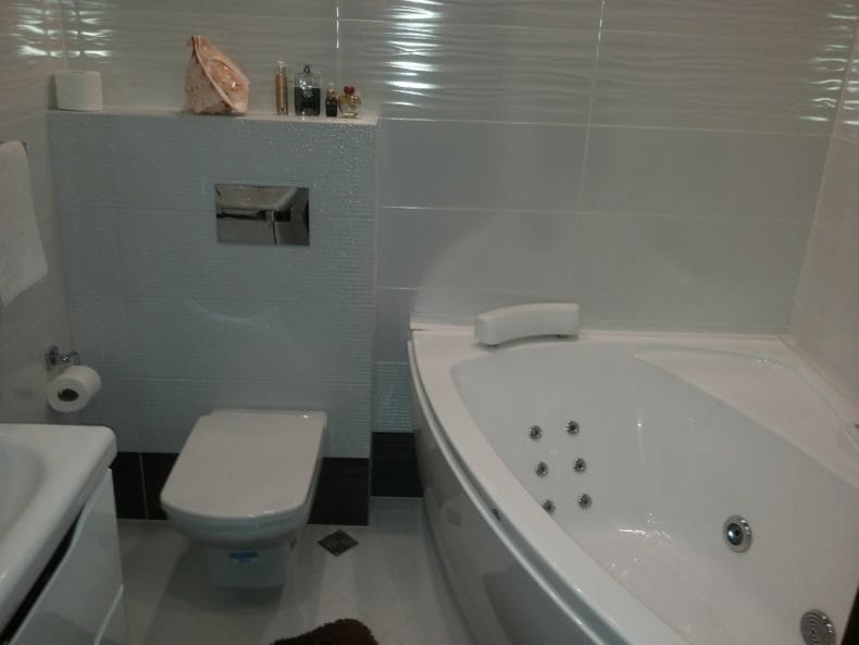 Маленькая ванная комната — фото лучших идей визуального увеличения ванной #19