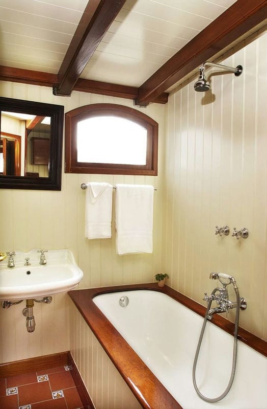 Маленькая ванная комната — фото лучших идей визуального увеличения ванной #29