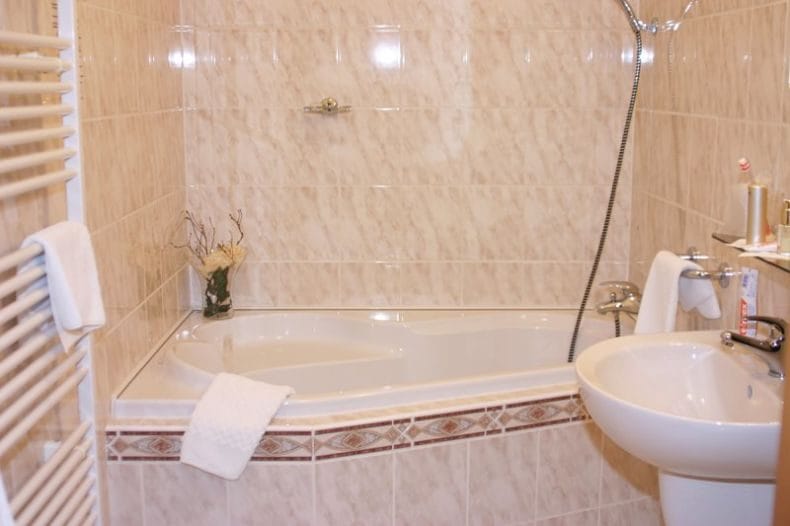 Ванная комната в хрущевке — фото лучших идей грамотного оформления интерьера ванной #6