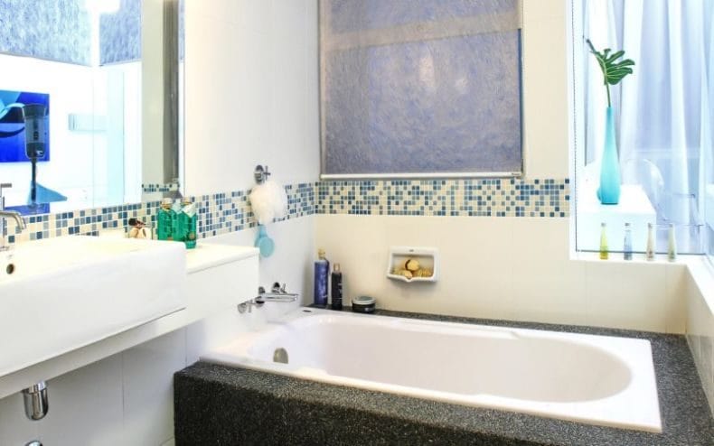 Ванная комната в хрущевке — фото лучших идей грамотного оформления интерьера ванной #7