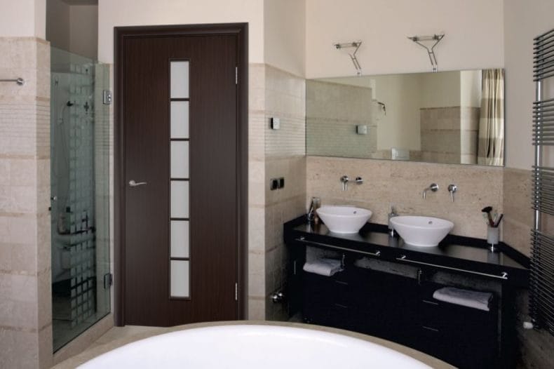 Двери для ванной — фото обзор, виды, характеристики, идеи правильно сочетания в интерьере #11