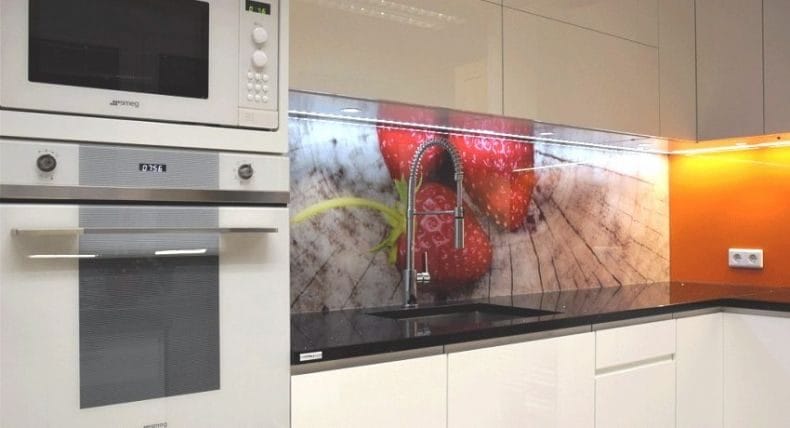 Скинали из стекла — 100 фото идей красивого оформления фартука на кухне #65