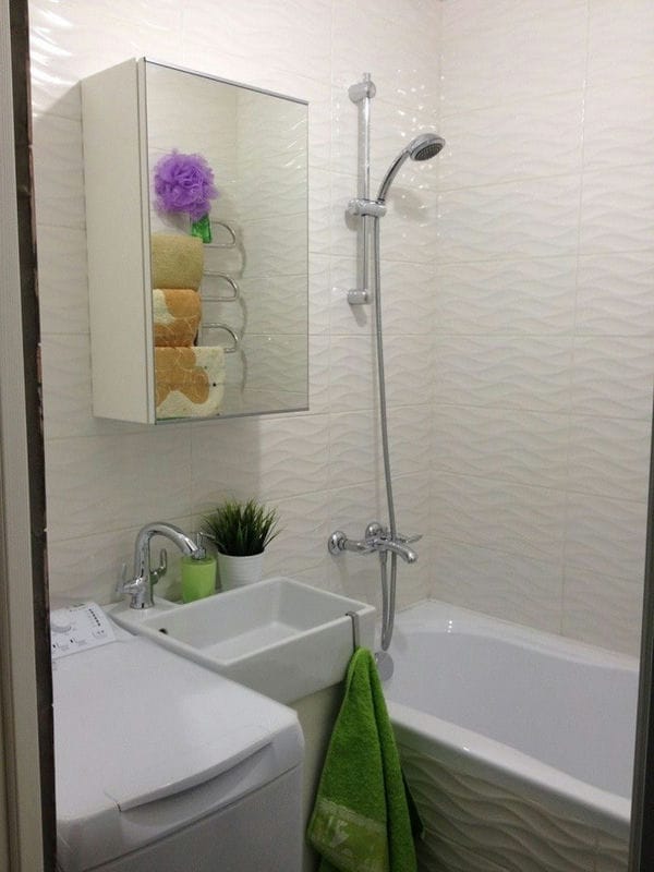 Маленькая ванная комната — фото лучших идей визуального увеличения ванной #30