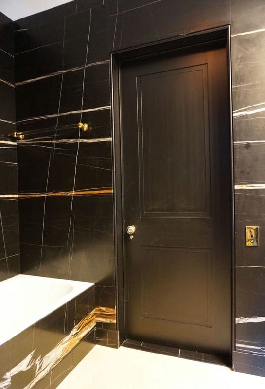 Черная ванная — фото как оформить стильный дизайн темного цвета для ванной комнтаы #24