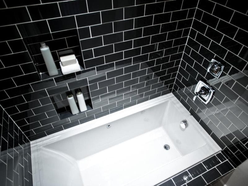 Черная ванная — фото как оформить стильный дизайн темного цвета для ванной комнтаы #61