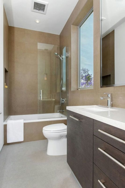 Маленькая ванная комната — фото лучших идей визуального увеличения ванной #35