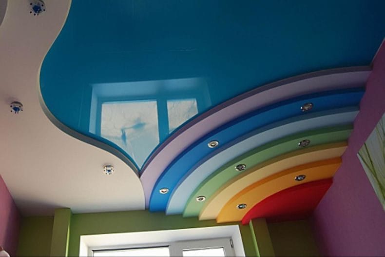Потолок в гостиной — фото современных вариантов отделки потолка в гостиной (65 идей) #27