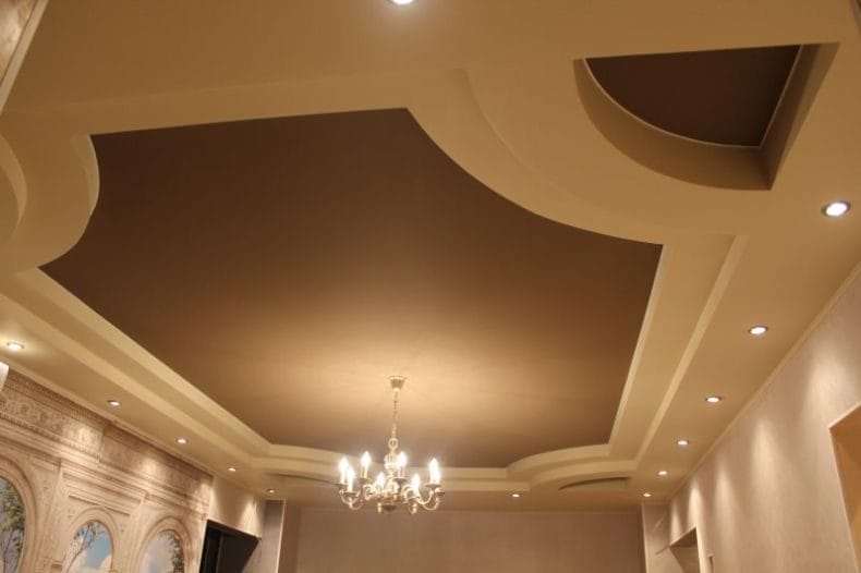 Потолок в гостиной — фото современных вариантов отделки потолка в гостиной (65 идей) #22