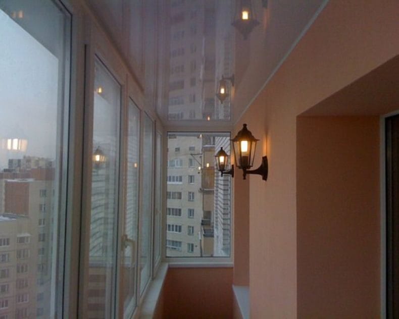 Потолок на балконе — фото лучших идей красиво оформленного потолка #30