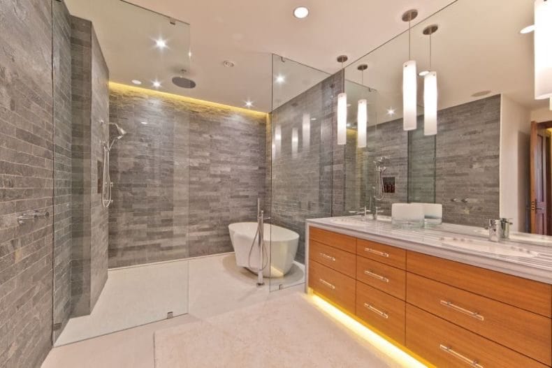 Светильники для ванной комнаты — фото модных тенденций яркого освещения в ванной #13