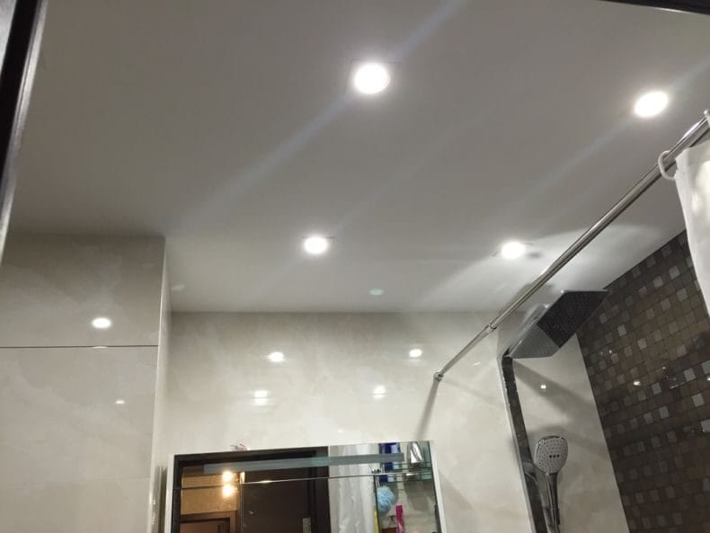 Светильники для ванной комнаты — фото модных тенденций яркого освещения в ванной #17