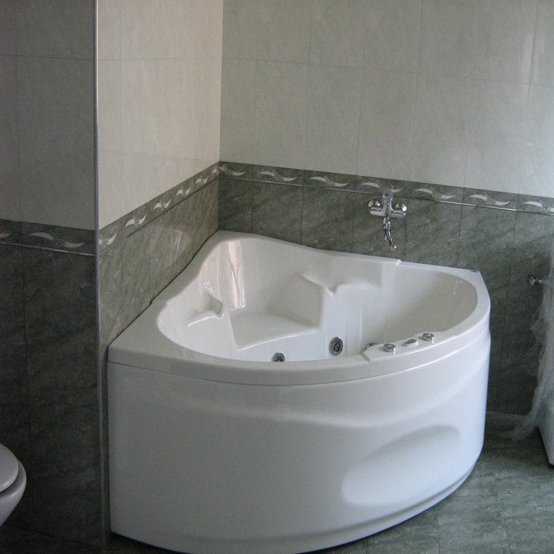 Угловая ванная: фото обзор, преимущества, виды и характеристики #13