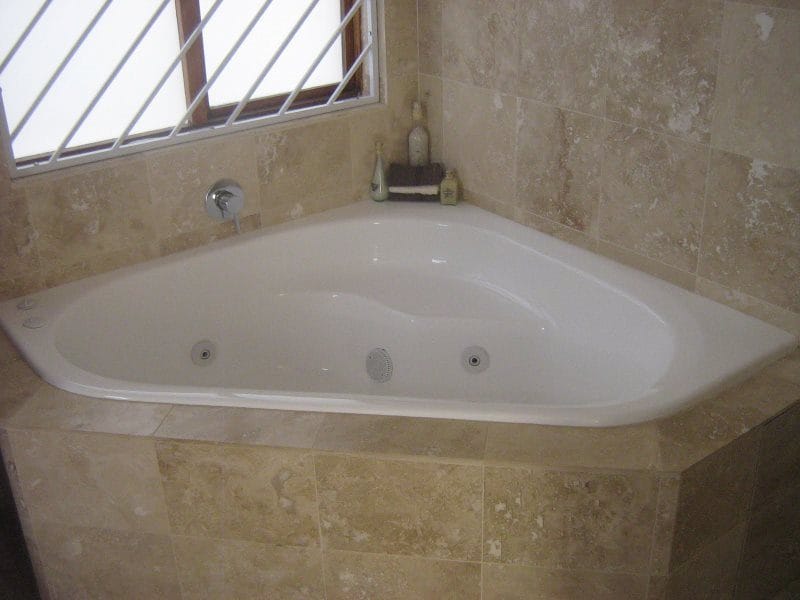 Угловая ванная: фото обзор, преимущества, виды и характеристики #58