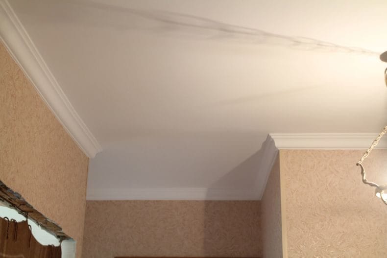 Потолок в гостиной — фото современных вариантов отделки потолка в гостиной (65 идей) #14