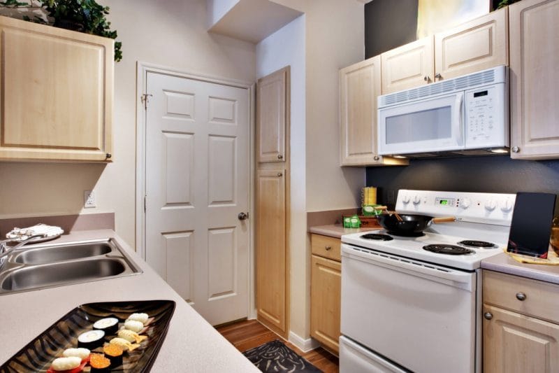 Дизайн узкой кухни — обзор лучших дизайнерских решений для узкой кухни (88 фото) #26