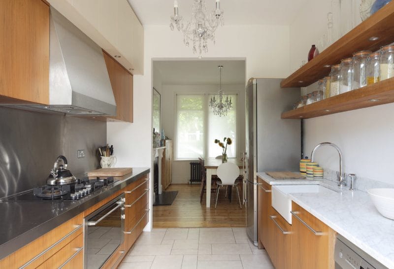 Дизайн узкой кухни — обзор лучших дизайнерских решений для узкой кухни (88 фото) #37