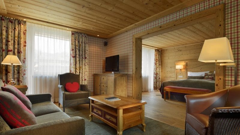 Гостиная в стиле шале — особенности стиля и фото уютного дизайна #73
