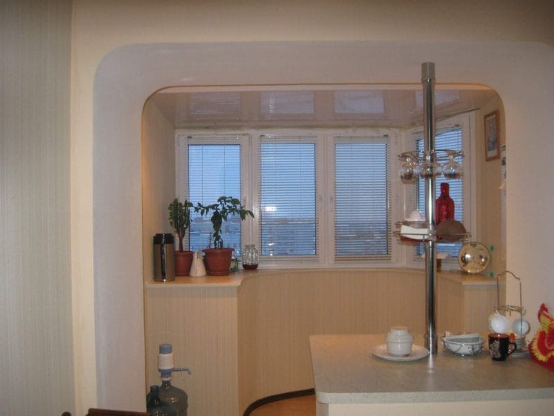 Кухня с балконом — оформляем стильно и со вкусом. Интересные варианты планировки на 90 фото. #37