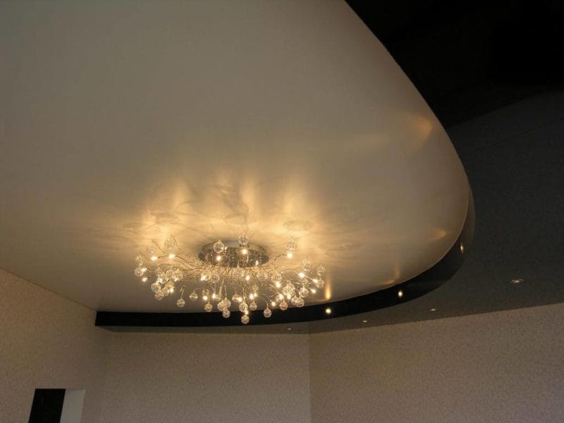 Натяжные потолки в гостиной — 80 фото необычного дизайна в современном стиле #42