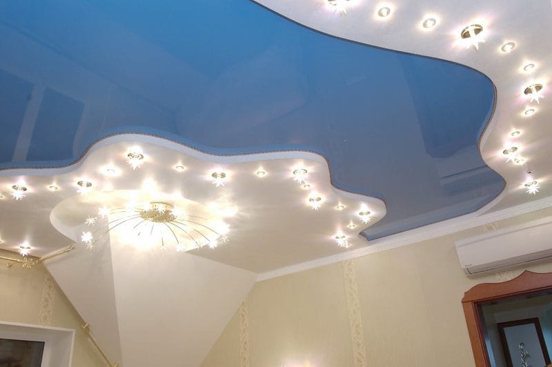 Натяжные потолки в гостиной — 80 фото необычного дизайна в современном стиле #45