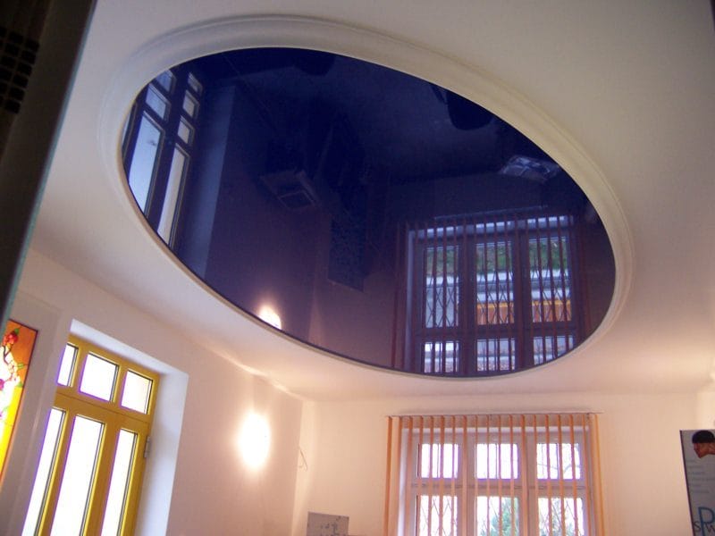 Натяжные потолки в гостиной — 80 фото необычного дизайна в современном стиле #54