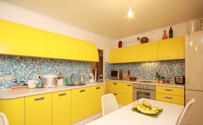 Желтая кухня — 75 фото идеального сочетания желтого цвета в интерьере кухни #22