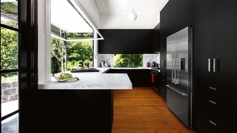 Черная кухня — строгий и нестандартный дизайн (60 фото идей) #30