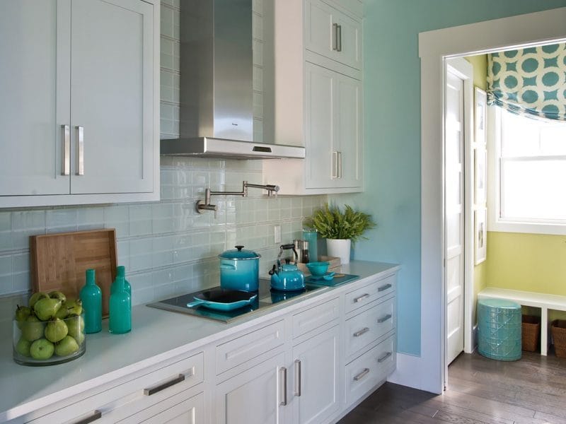 Голубая кухня — 75 фото идей кухонного интерьера с голубым оттенком! #38