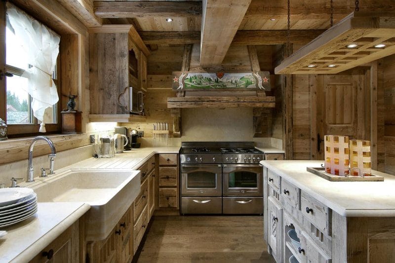 Кухня в стиле шале — фото примеры деревенского шарма в интерьере кухни #2